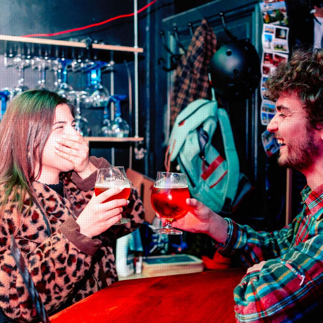 Deux spectateurs trinquant au bar du Mystère Impro Club